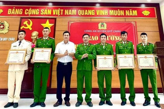Trao thưởng lực lượng bắt đối tượng cướp giật lẩn trốn trong rừng sâu