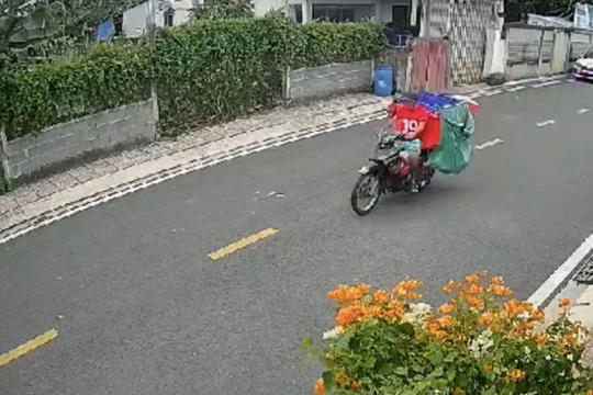Bắt đối tượng trộm xe máy và hàng của shipper