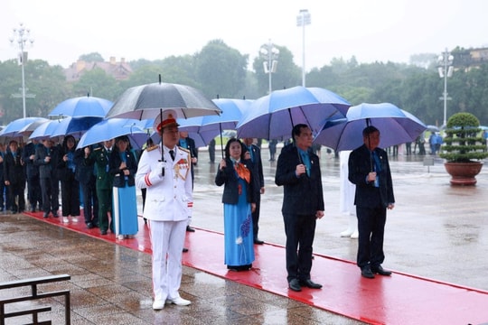Đại biểu tham dự Đại hội Công đoàn Việt Nam vào Lăng viếng Chủ tịch Hồ Chí Minh