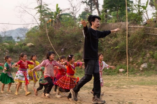 Ca sĩ Đen Vâu nhận giải thưởng "Tình nguyện Quốc gia năm 2023"