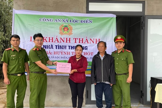 Công an xã trao nhà tình thương cho gia đình hộ nghèo có người tử vong khi đi đánh cá