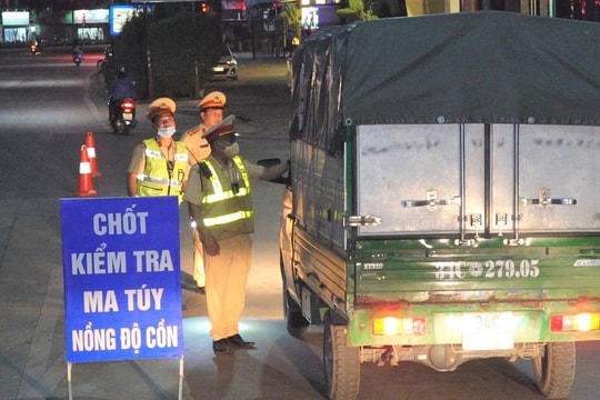 Ma men thông chốt, dùng mũ bảo hiểm tấn công CSGT