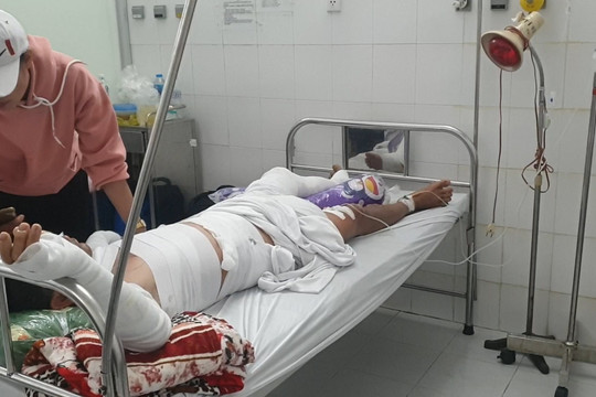 Ba người bị thương nặng do nổ ghe lưới ghẹ