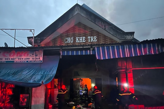 Hơn 300 ki ốt bị cháy trong vụ hoả hoạn tại chợ Khe Tre