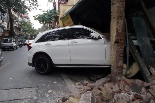 Hà Nội: Xe Mercedes đâm vào nhà dân lúc rạng sáng