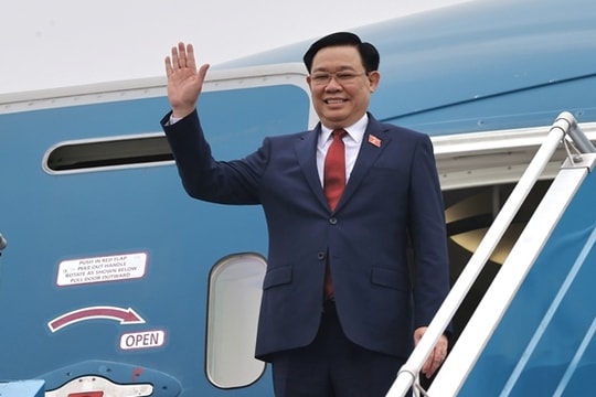 Chủ tịch Quốc hội lên đường dự Hội nghị cấp cao Quốc hội ba nước CLV