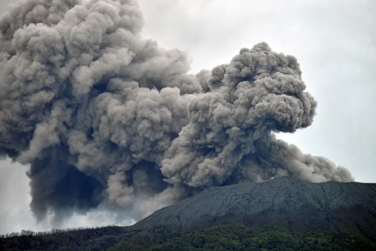 11 nhà leo núi thiệt mạng khi núi lửa Indonesia phun trào