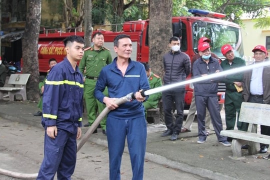 Thực tập phương án chữa cháy và CNCH tại các khu chung cư lâu đời nhất Thanh Hóa