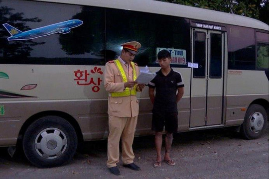 Phú Thọ: Xử phạt đối tượng điều khiển xe ô tô khách khi chưa đủ tuổi