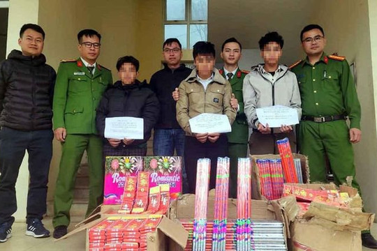 Lai Châu: Bắt giữ 3 đối tượng vận chuyển hơn 1 tạ pháo trái phép qua biên giới