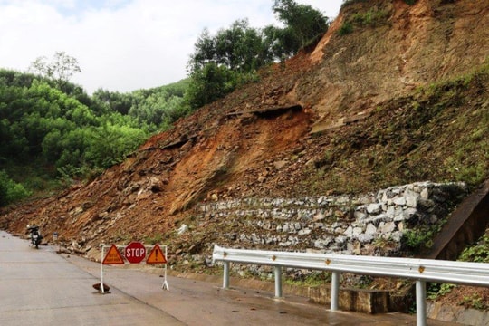 Quảng Ngãi: Hàng nghìn khối đất đá sạt lở, giao thông bị chia cắt