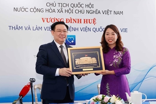 Chủ tịch Quốc hội Vương Đình Huệ thăm Bệnh viện Lavie, Lào