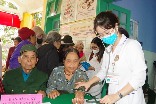 Thăm khám bệnh cho bà con tuyến biên giới huyện A Lưới