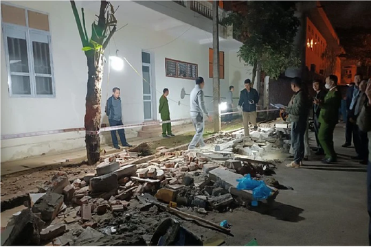 Sập tường bao trường tiểu học, 4 người thương vong