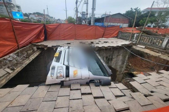 Xe bồn lọt hố sâu vì hành lang cầu bị sập