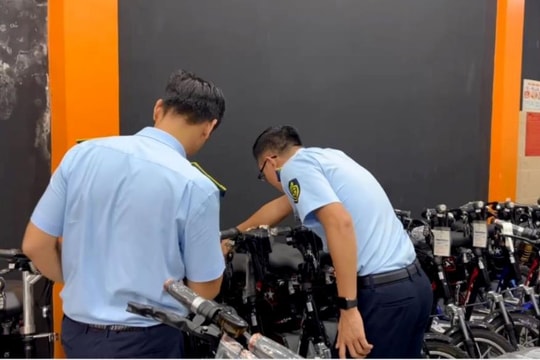 Kiểm tra chuỗi phoxedien.com, tạm giữ hàng trăm xe điện có dấu hiệu vi phạm