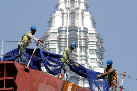 Malaysia lên kế hoạch trả lương mới cho người lao động thu nhập thấp