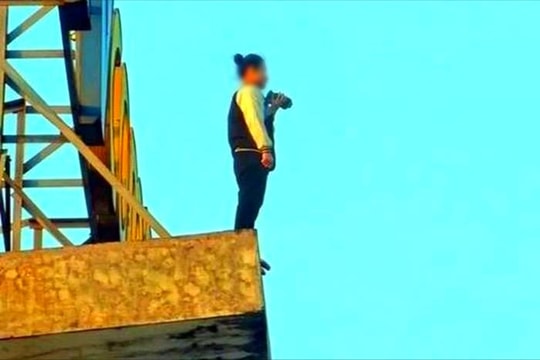 Giải cứu cô gái lên nhà cao tầng có ý định tự tử