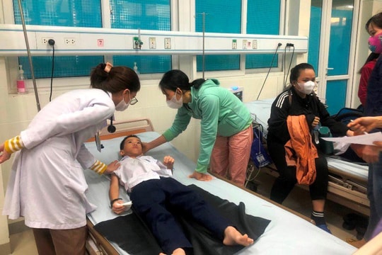 Hàng chục học sinh nhập viện nghi do ngộ độc thực phẩm