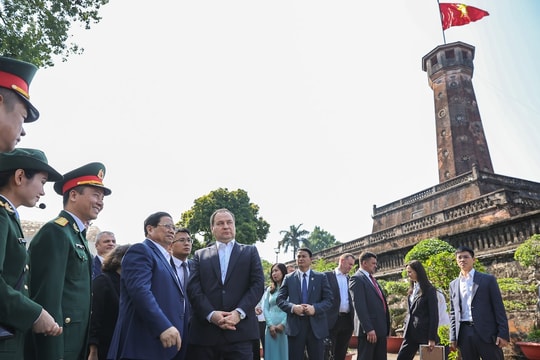 Hai Thủ tướng Việt Nam và Belarus tham quan Cột cờ Hà Nội, thưởng thức cà phê Việt Nam