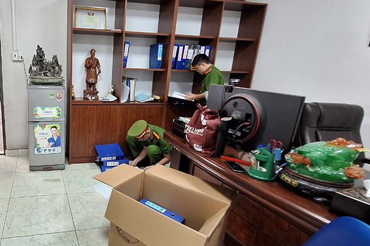Bắt Giám đốc, Phó Giám đốc Trung tâm đăng kiểm 50-04V