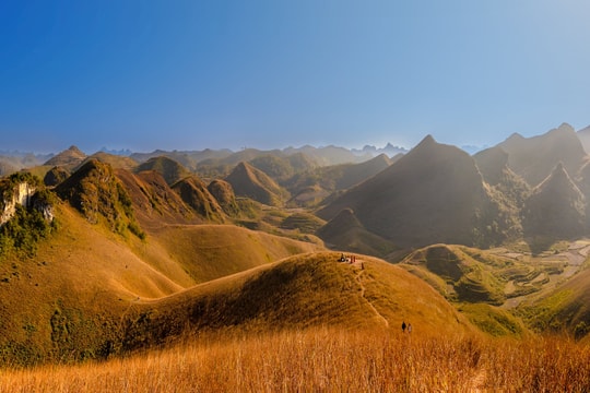 Khách Tây trải nghiệm đồi cỏ cháy tại Hạ Lang-Cao Bằng