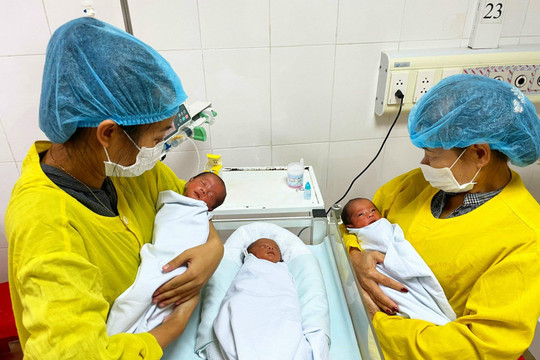 Can thiệp điều trị kịp thời, 3 trẻ sinh non được về nhà an toàn