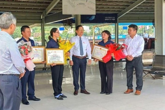 Tặng Bằng khen 3 nhân viên bến tàu trả lại tài sản cho du khách nước ngoài