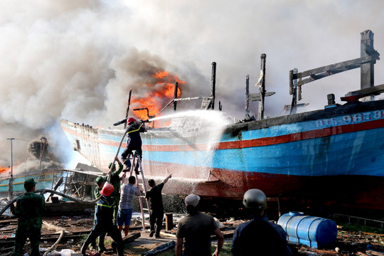 Bình Thuận: Yêu cầu sớm khắc phục hậu quả, làm rõ nguyên nhân vụ cháy 11 tàu cá