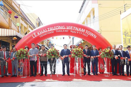 Chủ tịch Quốc hội Vương Đình Huệ khai trương Phố Việt Nam tại Udon Thani, Thái Lan