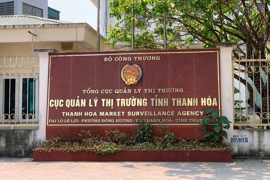 Thu thẻ kiểm tra thị trường của Đội trưởng đội cơ động Cục QLTT Thanh Hóa