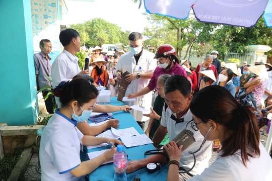 Bệnh viện Trung ương Huế khám bệnh, cấp phát thuốc miễn phí và tặng quà cho bà con vùng rốn lũ Quảng Điền
