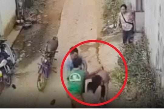 Cầm dao bầu tới nhà đâm người cùng thôn rồi bị chém nhập viện