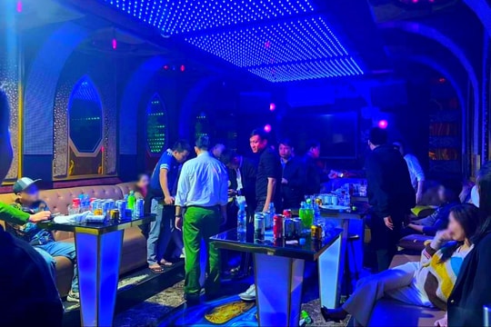 Bắt nhóm đối tượng mở tiệc ma túy trong phòng hát
