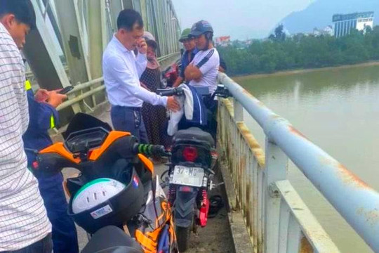 Tìm kiếm nam sinh nhảy cầu Bến Thủy