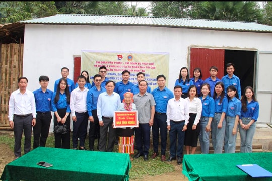 TAND tỉnh Nghệ An phối hợp TANDTC tặng kinh phí hỗ trợ xây nhà tình nghĩa cho người nghèo