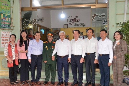 Chủ tịch UBTƯ MTTQ Việt Nam thăm, tặng quà thương binh ở Hải Phòng
