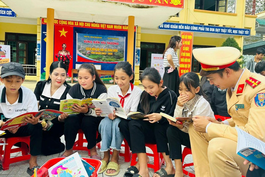 Mang ánh sáng tri thức, thắp sáng bản nghèo giữa đại ngàn Trường Sơn