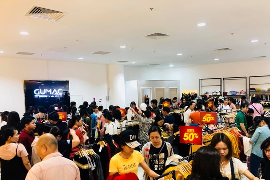 Hàng hiệu "đổ bộ" về phố đi bộ Nguyễn Huệ với khuyến mãi khủng