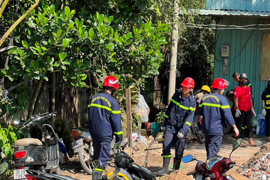 Nỗ lực tìm nạn nhân khi nhà đang thi công đổ sập