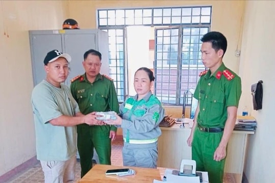 Nhân viên vệ sinh môi trường trả lại gần 100 triệu cho người đánh rơi