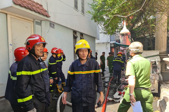 Cứu 2 người, hướng dẫn 10 người thoát khỏi đám cháy
