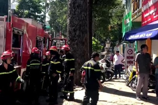 4 cảnh sát bị thương khi hỗ trợ 12 người ra khỏi đám cháy