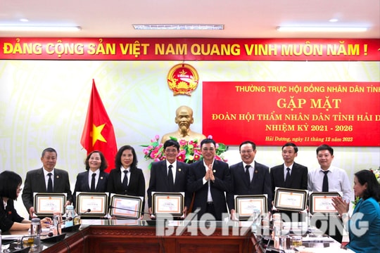 Trao Kỷ niệm chương "Vì sự nghiệp Tòa án" cho Hội thẩm nhân dân