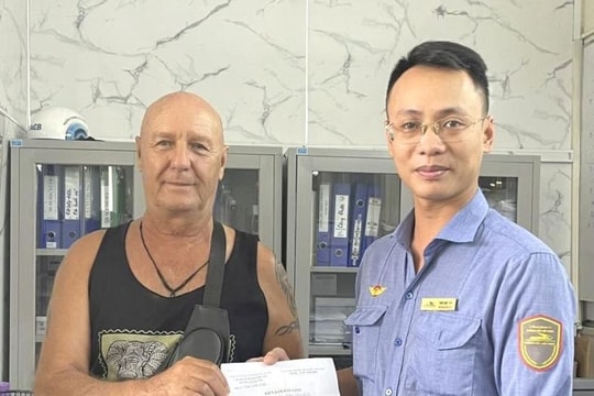 Nhân viên đường sắt trả lại tài sản của hành khách Pháp bỏ quên