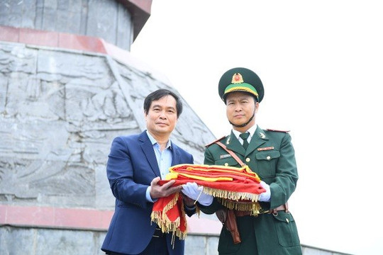 Trao tặng 100 cờ Tổ quốc cho Đồn Biên phòng Lũng Cú