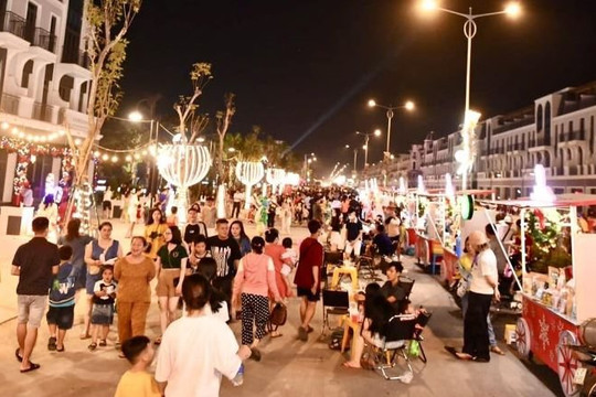 Người dân Long An đón Giáng sinh sớm tại Đại lộ phố 3/2