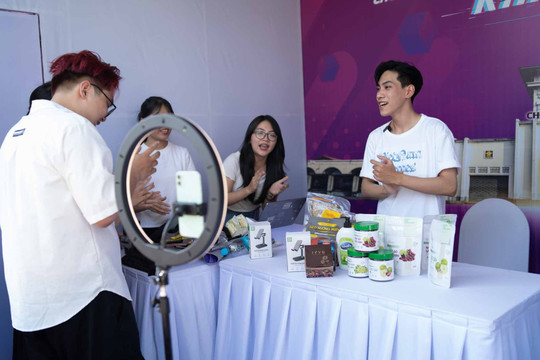 TikToker, sinh viên, tiểu thương livestream bán hàng ở chợ Bến Thành