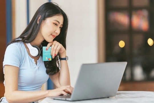 Tiêu dùng số lên ngôi đi đôi với thanh toán không tiền mặt