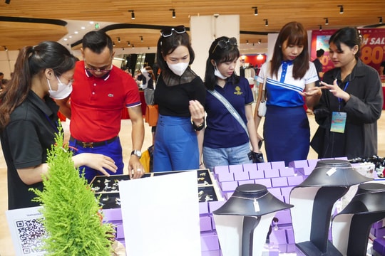 Người dân TP.HCM đổ xô săn hàng hiệu giảm giá